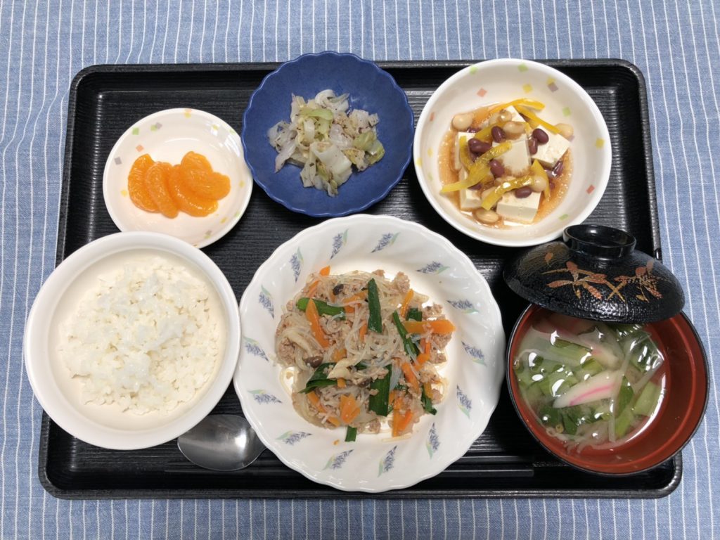 きのうのお昼ごはんは、挽肉と春雨の中華煮、豆豆サラダ、浅漬け、みそ汁、くだものでした。