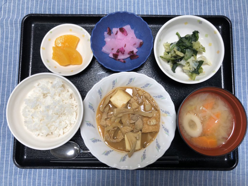 きょうのお昼ごはんは、厚揚げの和風カレー煮、焼きのり和え、しば漬け大根、みそ汁くだものでした。