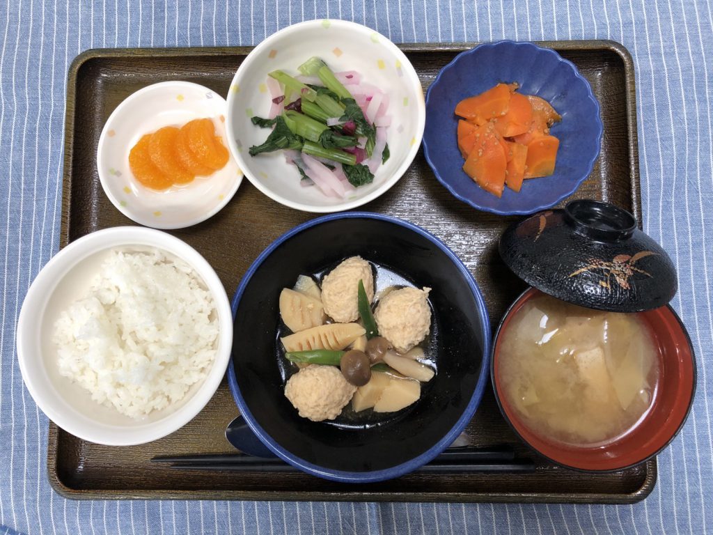 きょうのお昼ごはんは、肉団子の若竹煮、和え物、人参きんぴら、みそ汁、くだものでした。