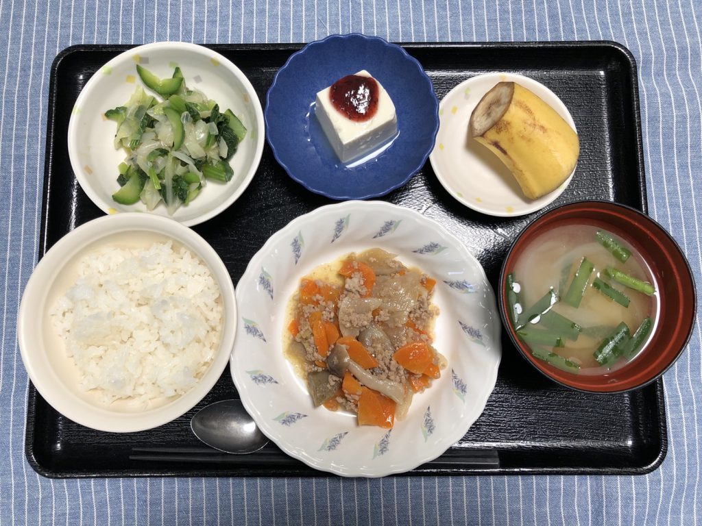 きょうのお昼ごはんは、根菜のそぼろ煮、和え物、梅香味奴、みそ汁、くだものでした。