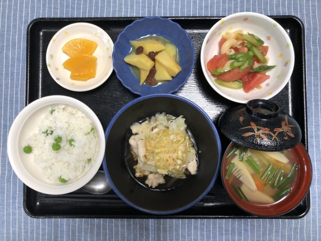 きょうのお昼ごはんは、蒸し鶏の油淋鶏風・アスパラサラダ・オレンジ煮・スープ・くだものでした。