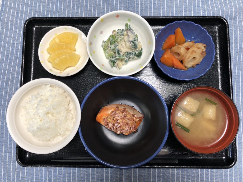 6月9日火曜日のお昼ごはんは、鮭のねぎ梅焼き・白和え・煮物・みそ汁・くだものでした。