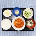 きょうのお昼ごはんは、鶏肉のトマト煮・おさつサラダ・浅漬け・みそ汁・くだものでした。