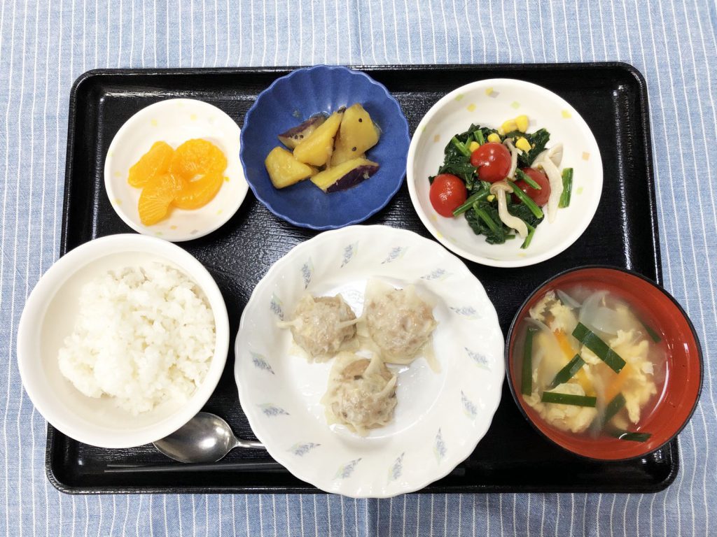 きのうのお昼ごはんは、シューマイ・中華和え・大学芋煮・スープ・くだものでした。