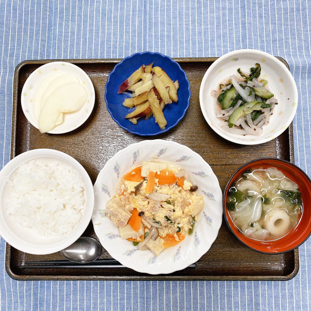 きのうのお昼ごはんは、ツナと高野豆腐の卵とじ・梅和え・おさつきんぴら・みそ汁・くだものでした。