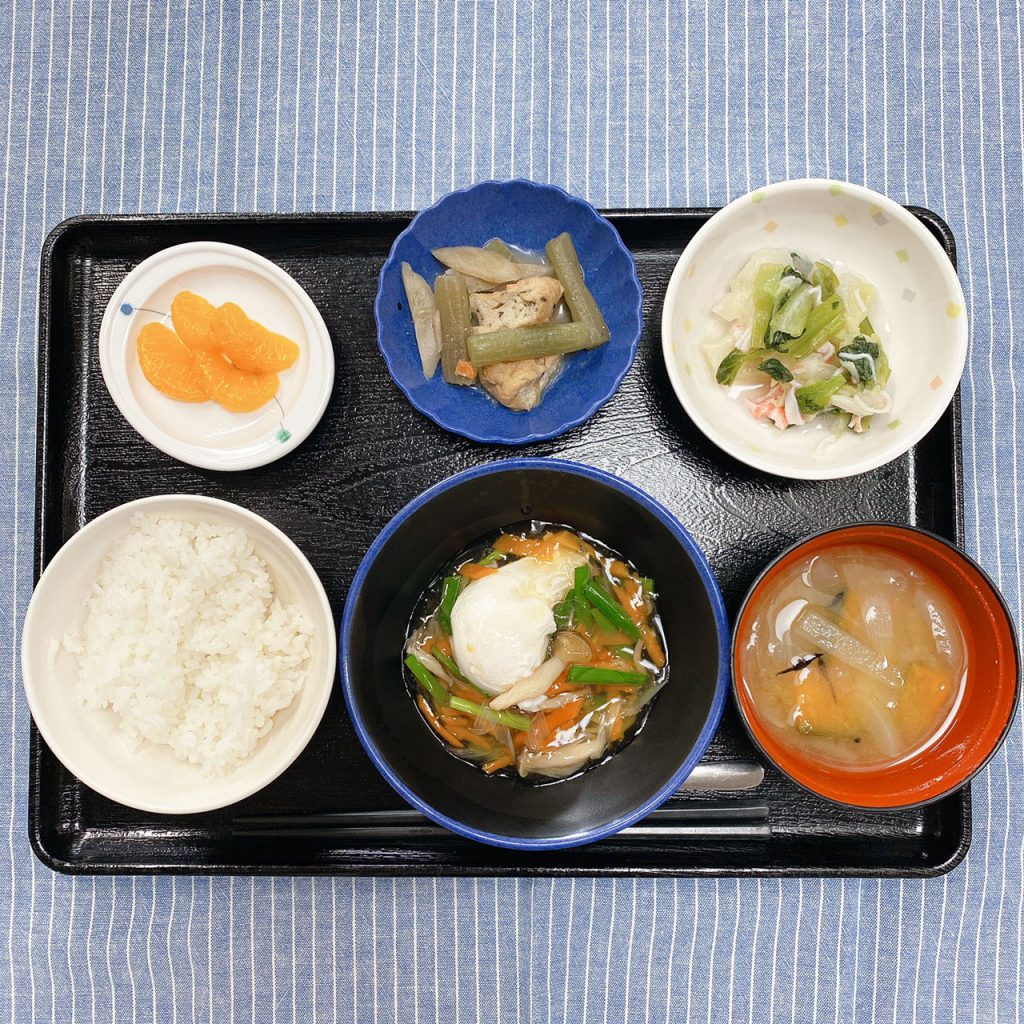 きょうのお昼ごはんは、落とし卵の野菜あんかけ・煮物・和え物・みそ汁・くだものでした。