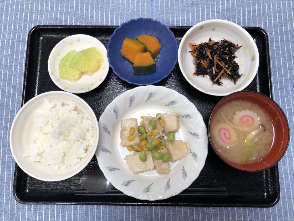 きょうのお昼ごはんは、メカジキと枝豆の塩炒め・ひじきと人参のサラダ・かぼちゃ煮・みそ汁・くだものです。