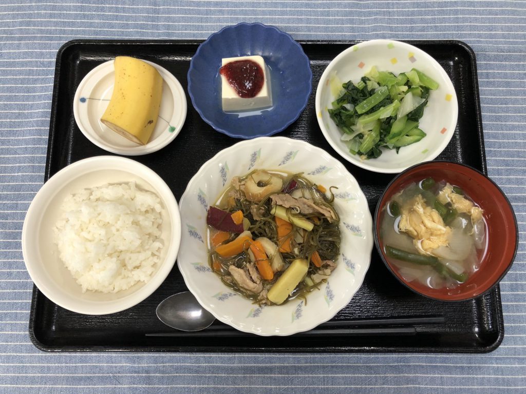 きょうのお昼ごはんは、豚肉と切り昆布の炒め煮・生姜和え・梅香味奴・みそ汁・くだものでした。