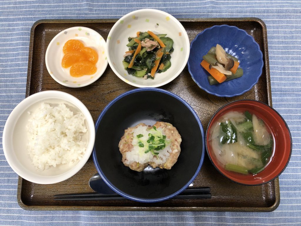 きょうのお昼ごはんは、ふんわり豆腐ハンバーグ、ワカメサラダ、煮物、みそ汁、くだものです。