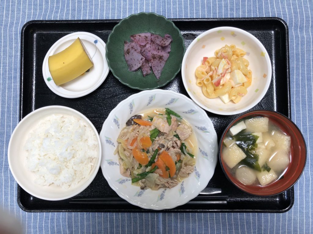 きょうのお昼ごはんは、肉野菜炒め、マカロニサラダ、ゆかり大根、みそ汁、くだものでした。