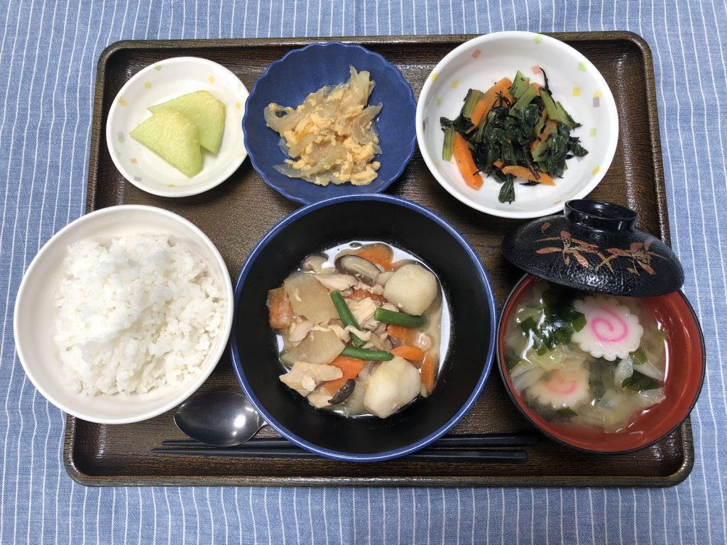 きょうのお昼ごはんは、鶏肉と里芋のみそ煮込み・ナムル・玉ねぎの卵とじ・みそ汁・くだものでした。