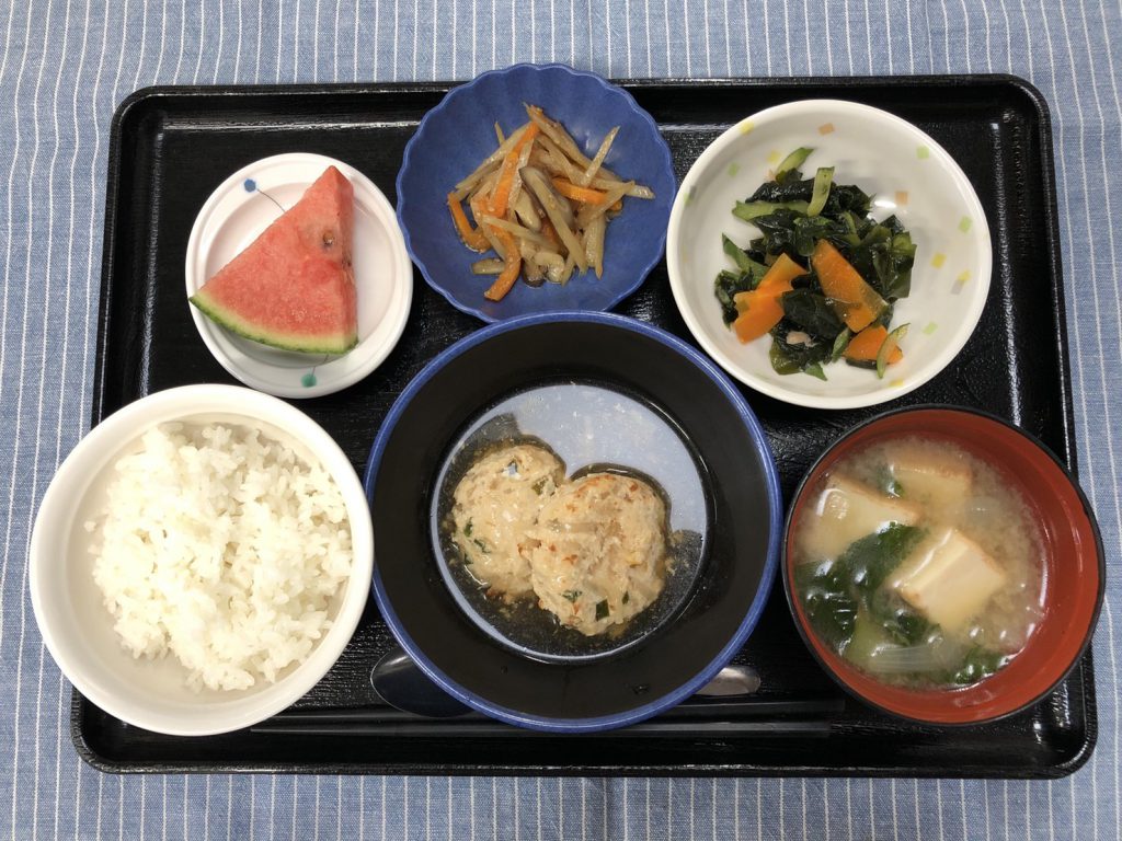 きょうのお昼ごはんは、おくらともやしのつくね煮・わかめサラダ・きんぴら・みそ汁・くだものでした。