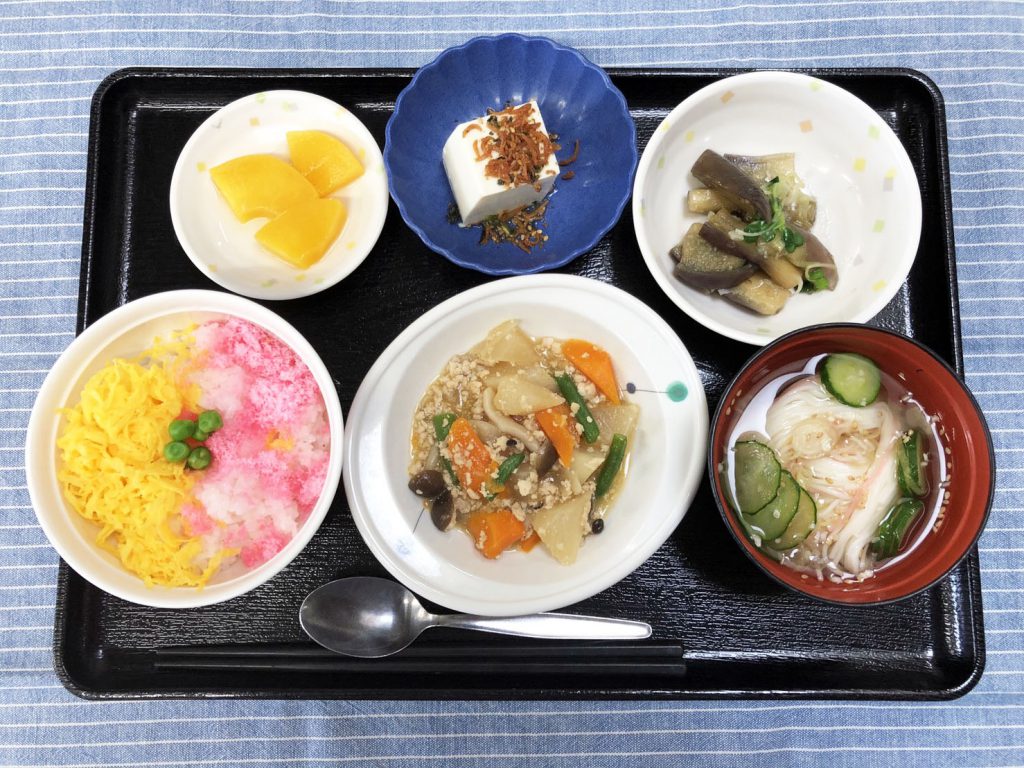 きょうのお昼ごはんは、三食丼・そぼろ煮・蒸しナスの薬味和え・冷奴・そうめん汁・くだものでした。