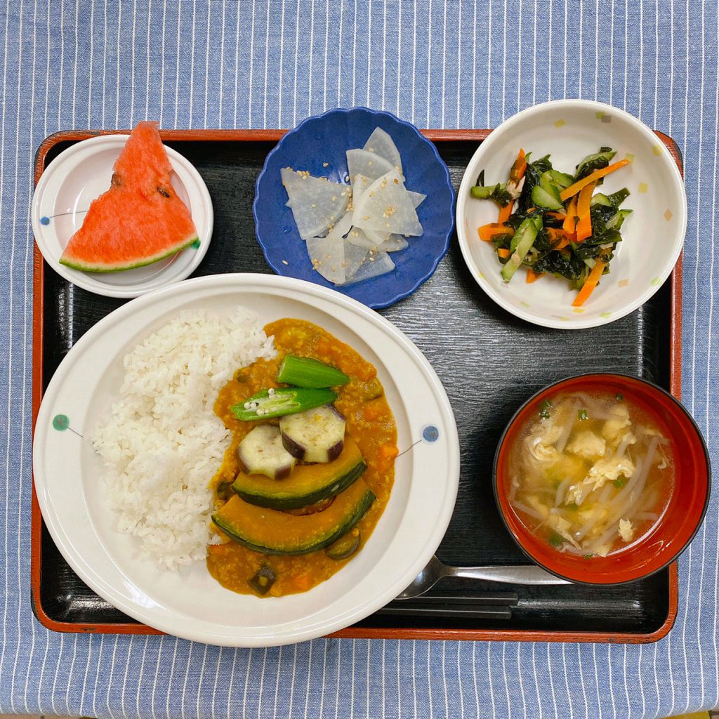 きょうのお昼ごはんは、夏野菜カレー・わかめサラダ・浅漬け・スープ・くだものでした。