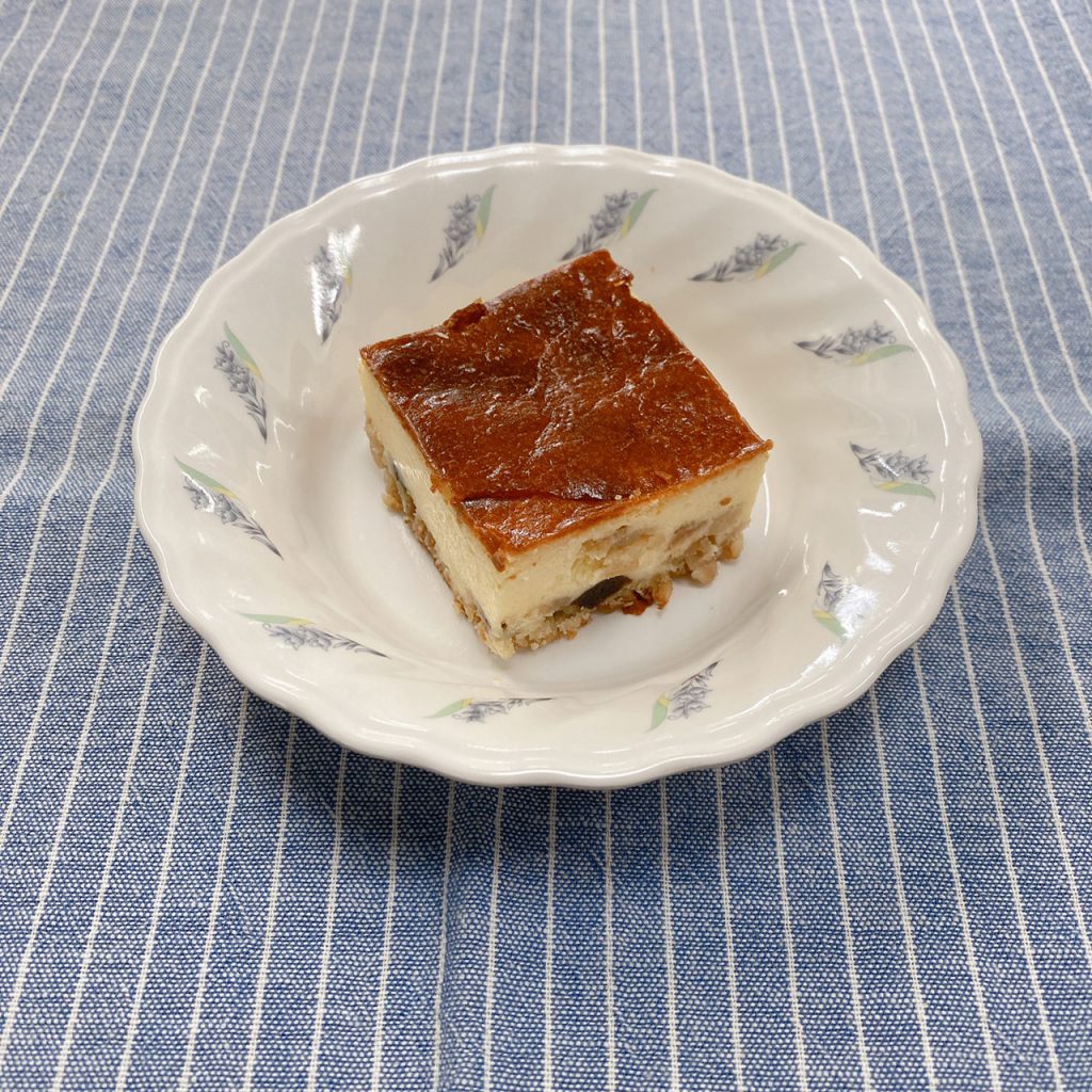 きょうのおやつは、チーズケーキでした。