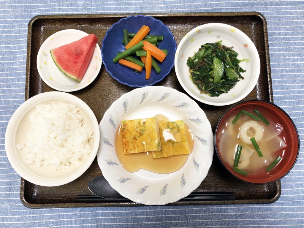 きょうのお昼ごはんは、ねぎ卵焼きの甘酢あん・和え物・だし漬け・みそ汁・くだものでした。