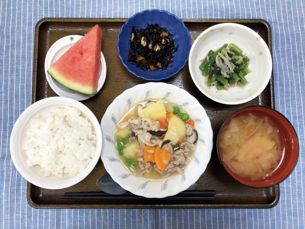 きのうのお昼ごはんは、塩肉じゃが・みそマヨ和え・ひじき煮・みそ汁・くだものでした。