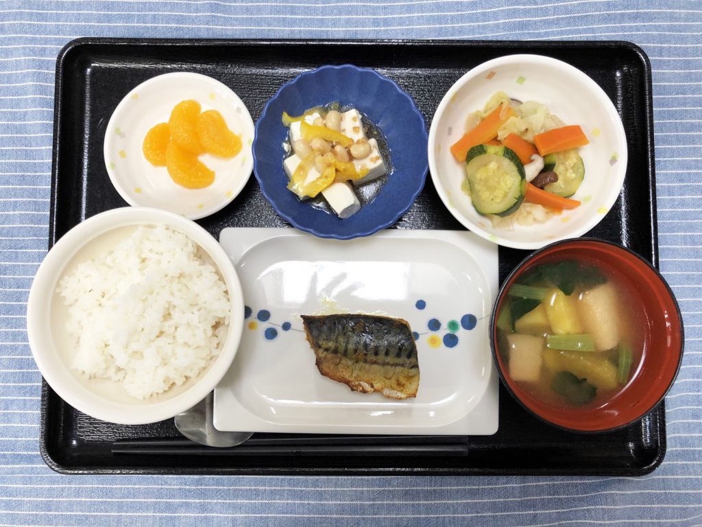 きょうのお昼ごはんは、鯖のカレー風味焼き・サラダ・野菜炒め・みそ汁・くだものでした。