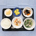 きのうのお昼ごはんは、肉だんごとチンゲン菜のスープ煮・豆腐サラダ・カレーポテト・ひじき煮・くだものでした。
