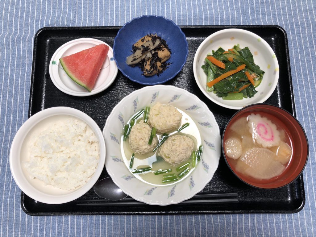 きょうのお昼ごはんは、鶏キャベツだんご・つるつる和え・ひじき煮・みそ汁・くだものでした。