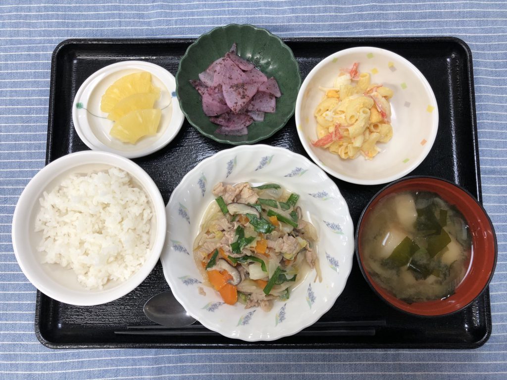 きょうのお昼ごはんは、肉野菜炒め、マカロニサラダ、ゆかり大根、みそ汁、くだものでした。