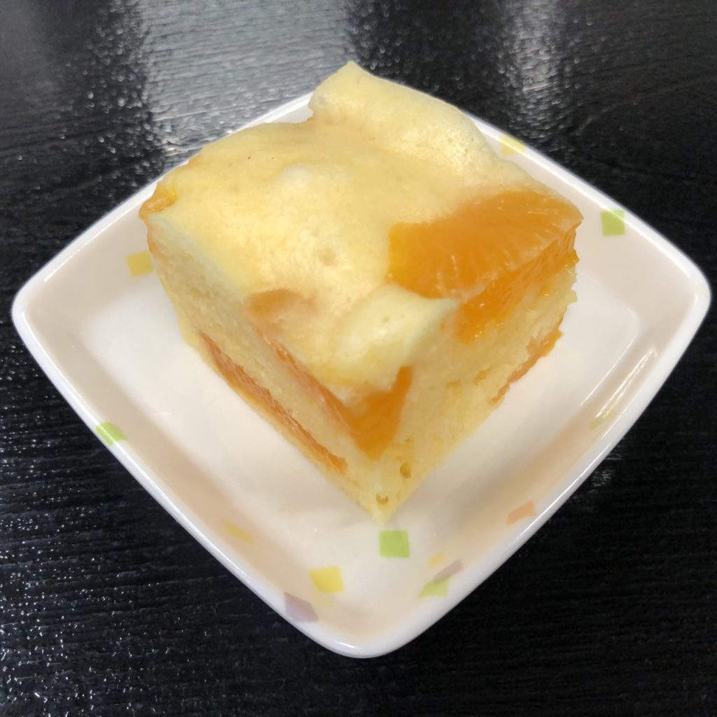 きょうのおやつは、みかんの蒸しパンケーキでした。