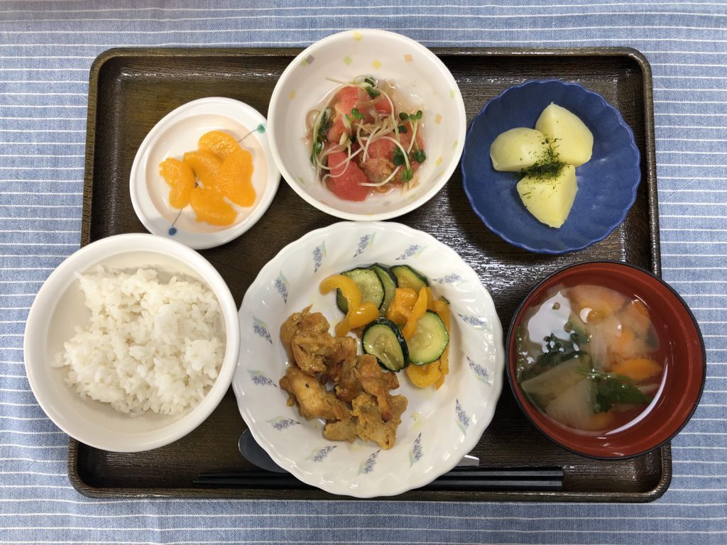 きのうのお昼ごはんは、タンドリーチキン、トマトとミョウガのサラダ、粉ふき芋、みそ汁、くだものでした。