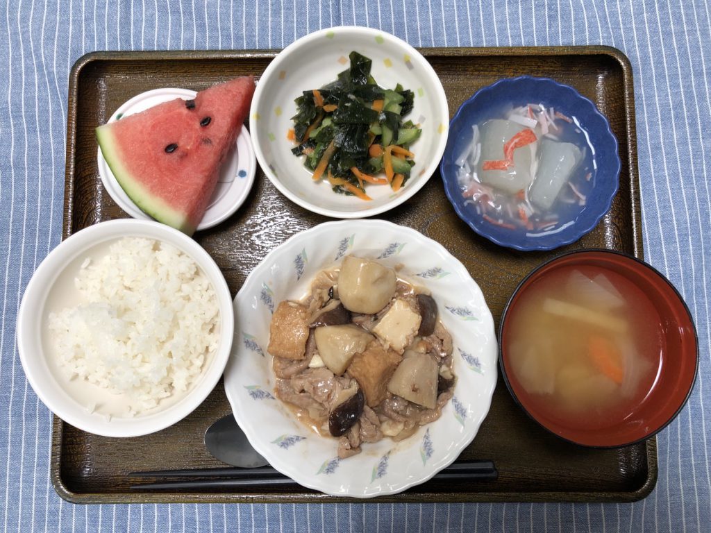 きょうのお昼ごはんは、厚揚げとしいたけのこっくり煮・わかめサラダ・冬瓜のくずあん・みそ汁・くだものでした。