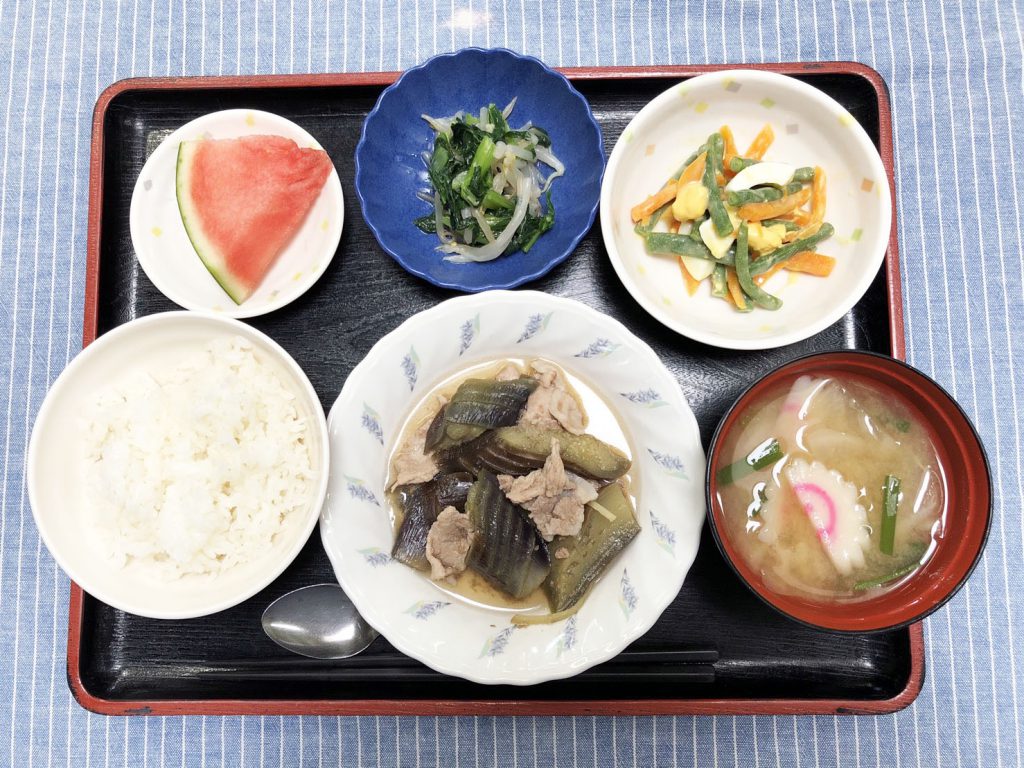 きょうのお昼ごはんは、ナスと豚肉の生姜煮・卵サラダ・青菜和え・みそ汁・くだものでした。