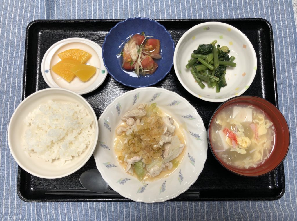 きょうのお昼ごはんは、蒸し鶏の油淋鶏風・トマトとみょうがのサラダ・冬瓜のスープ煮・くだものでした。