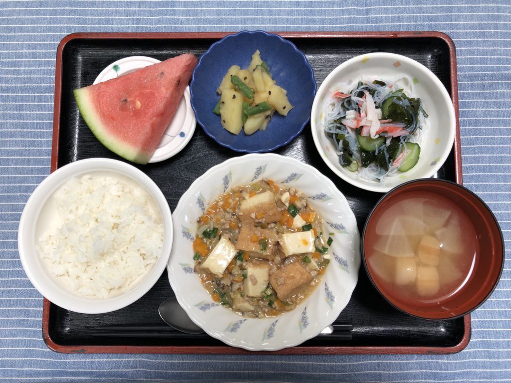 きょうのお昼ごはんは、家常豆腐・春雨の酢の物・じゃが芋のごま和え・みそ汁・くだものでした。