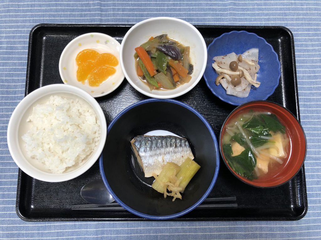 きょうのお昼ごはんは、煮魚・なすとピーマンの油みそ・大根としめじの梅和え・みそ汁・くだものでした。