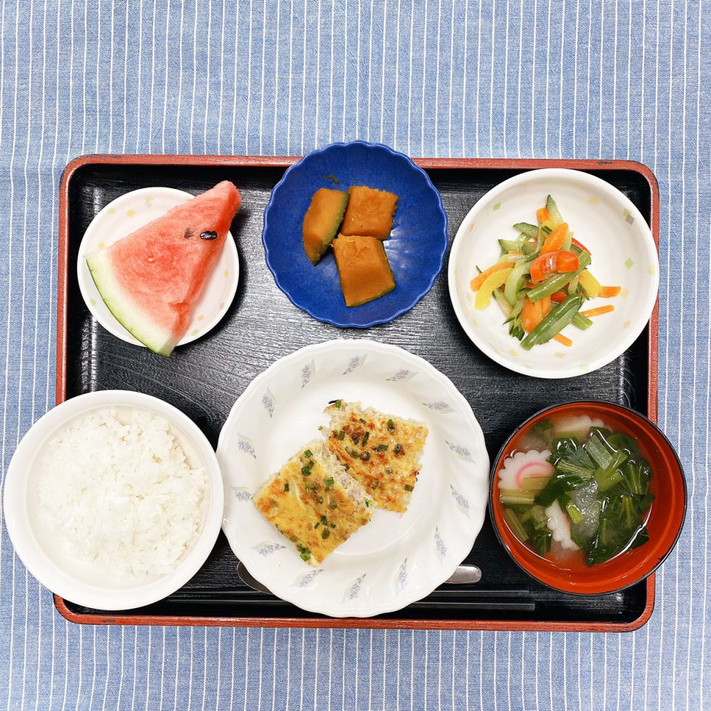 きょうのお昼ごはんは、挽肉と切り干し大根の卵焼き・カラフルサラダ・かぼちゃ煮・みそ汁・くだものでした。