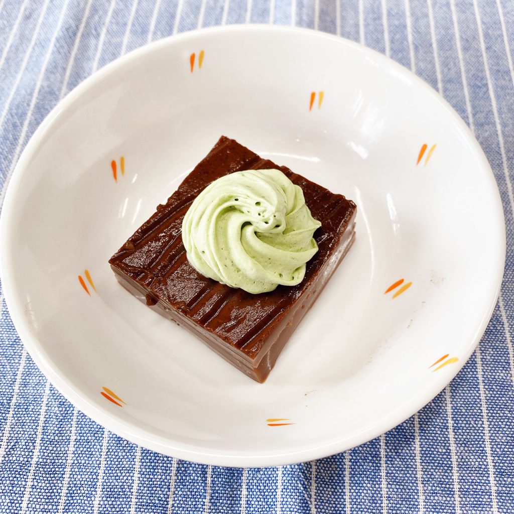 きょうのおやつは、チョコゼリーに抹茶クリームでした。