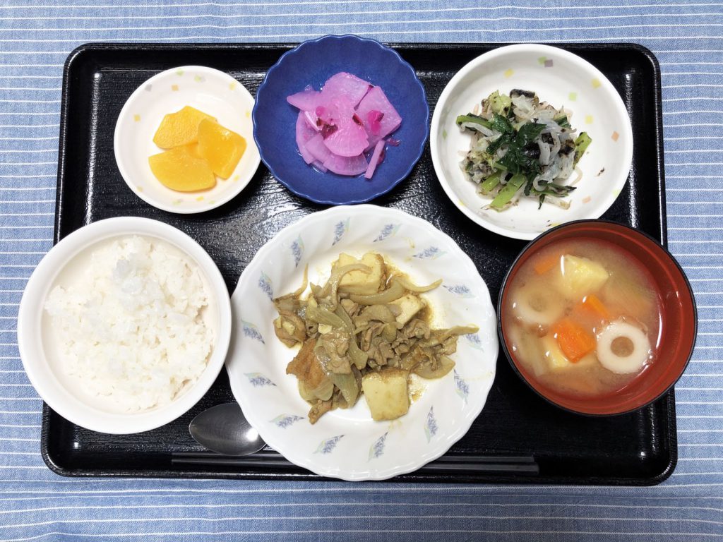 きょうのお昼ごはんは、厚揚げの和風カレー煮・焼きのり和え・しば漬け大根・みそ汁・くだものでした。