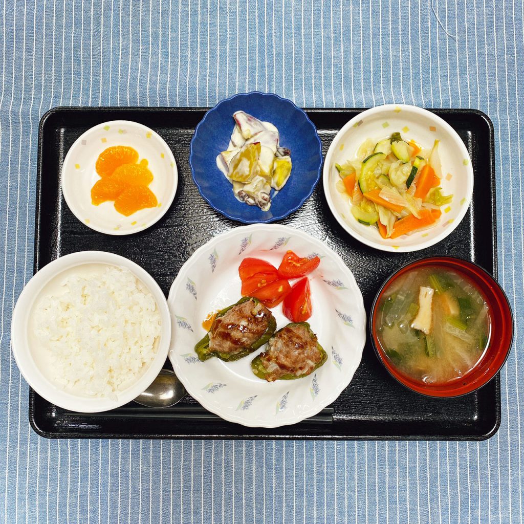 きょうのお昼ごはんは、ピーマンの肉詰め・野菜炒め・おさつサラダ・みそ汁・くだものでした。