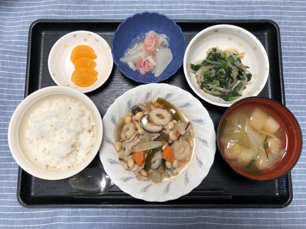 きょうのお昼ごはんは、大豆五目煮・和え物・大根のくずあん・みそ汁・くだものでした。