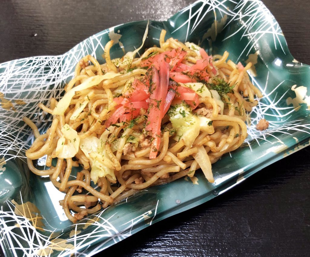 きょうのおやつは、夏祭りにちなんで、焼きそば・メロンクリームソーダでした。