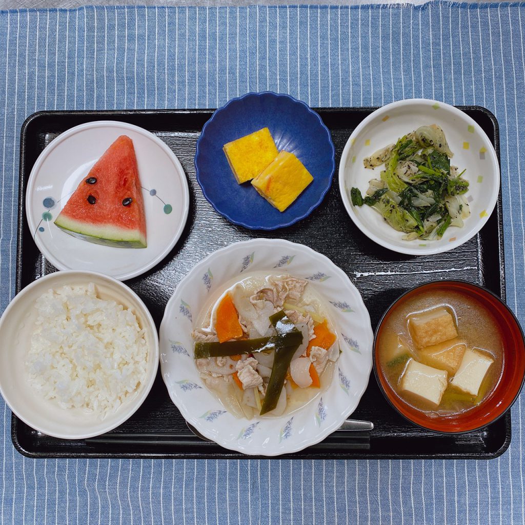 きょうのお昼ごはんは、和風ポトフ・ごま和え・炒り卵・みそ汁・くだものでした。
