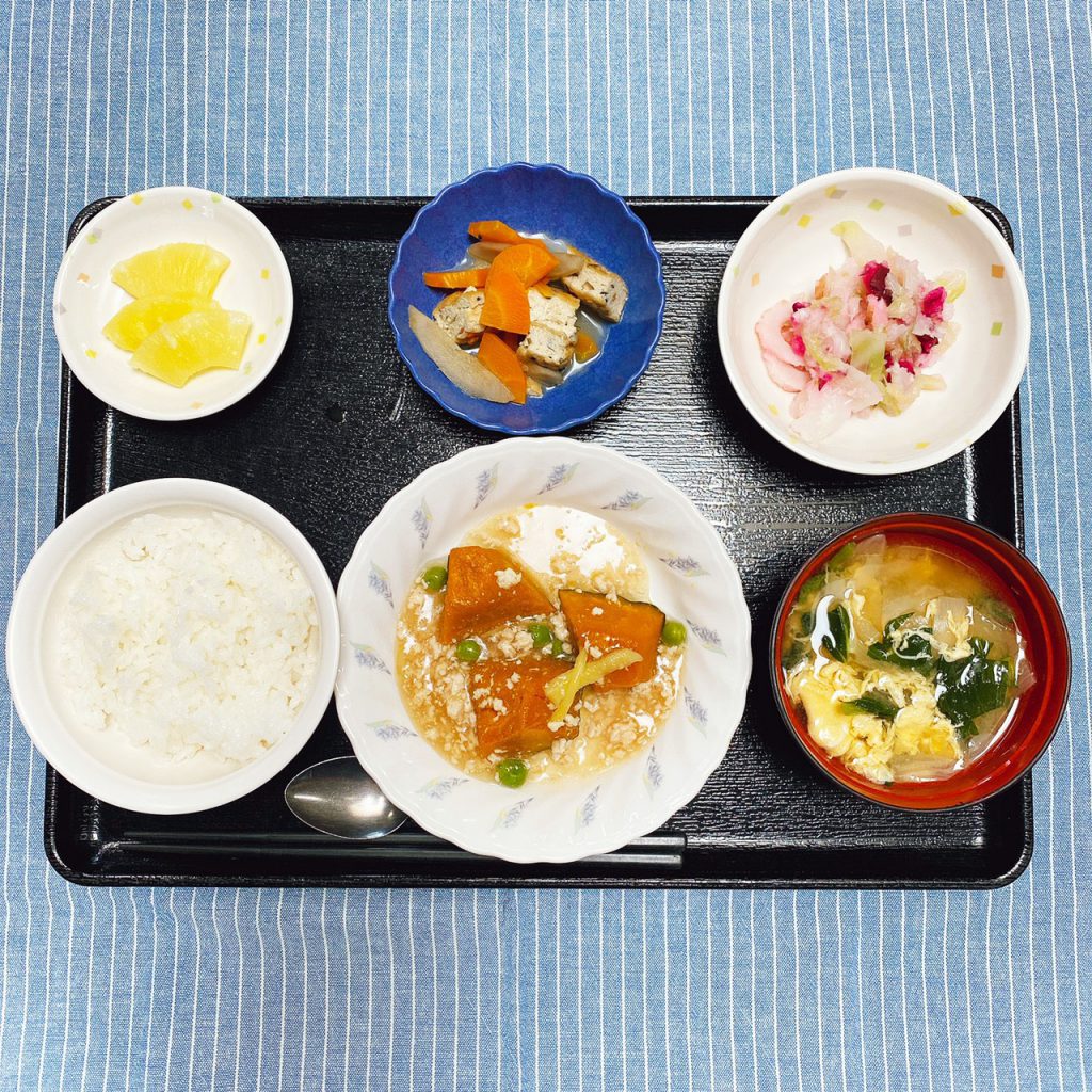 きのうのお昼ごはんは、かぼちゃのそぼろあん・具だくさんおろし・煮物・みそ汁・くだものでした。