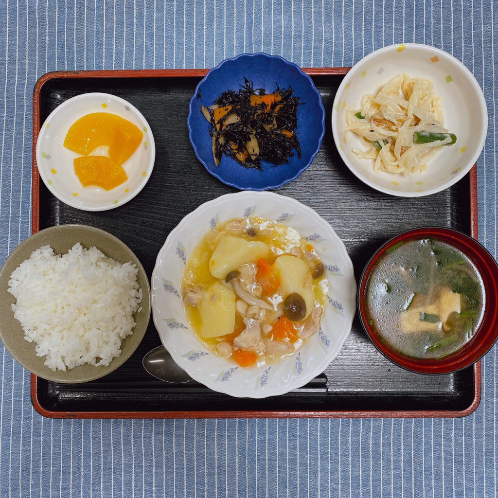 きょうのお昼ごはんは、鶏肉のあっさり煮・みそマヨ和え・ひじき煮・みそ汁・くだものでした。