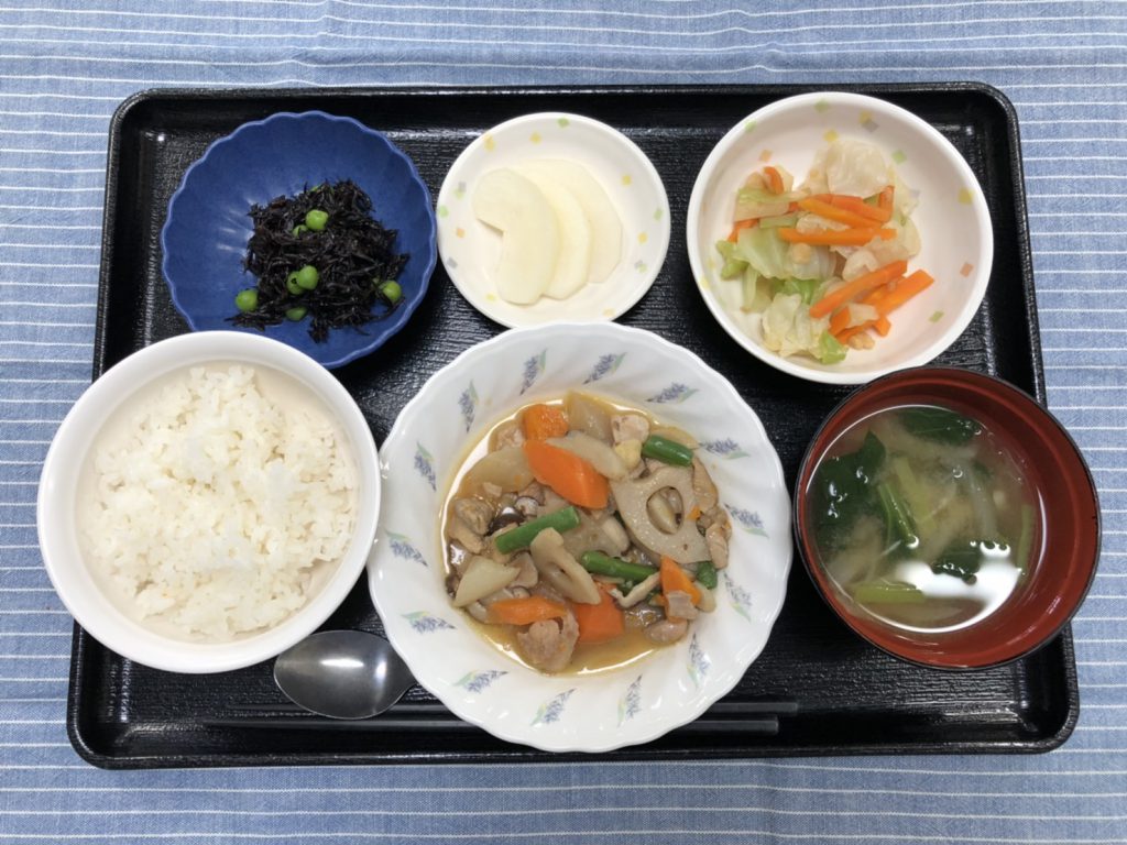 きょうのお昼ごはんは、筑前煮・天かす和え・ひじきの酢みそ和え・みそ汁・果物でした。