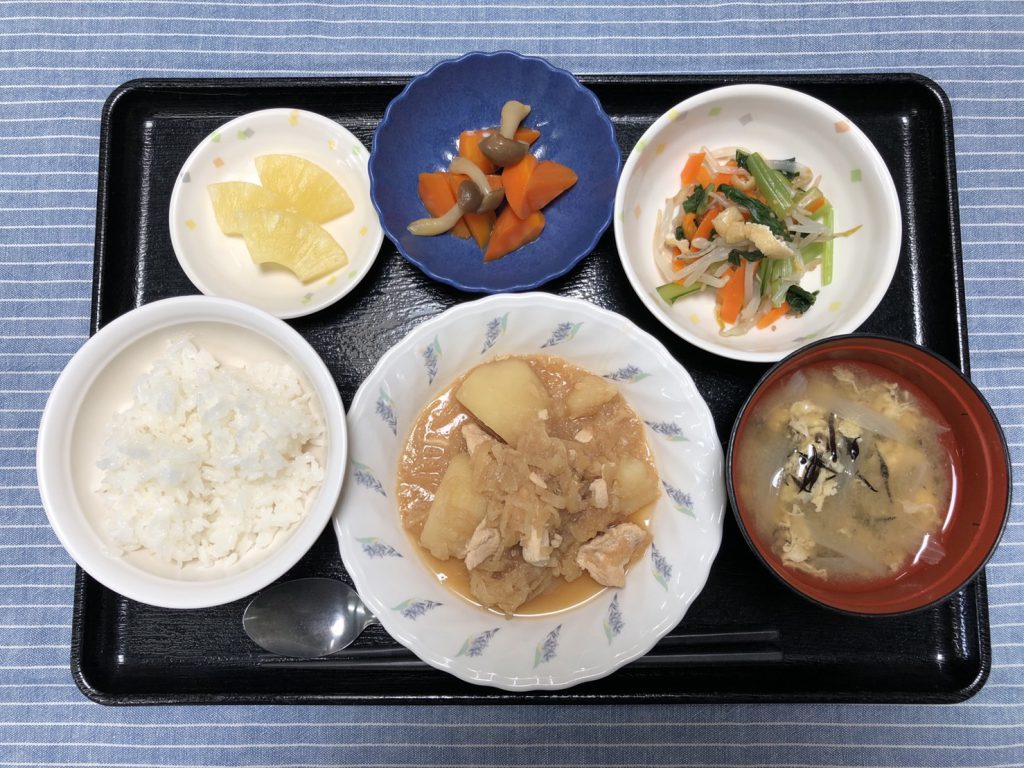 きょうのお昼ごはんは、鶏肉とじゃがいもの味噌煮込み、和え物、煮物、みそ汁、果物でした。