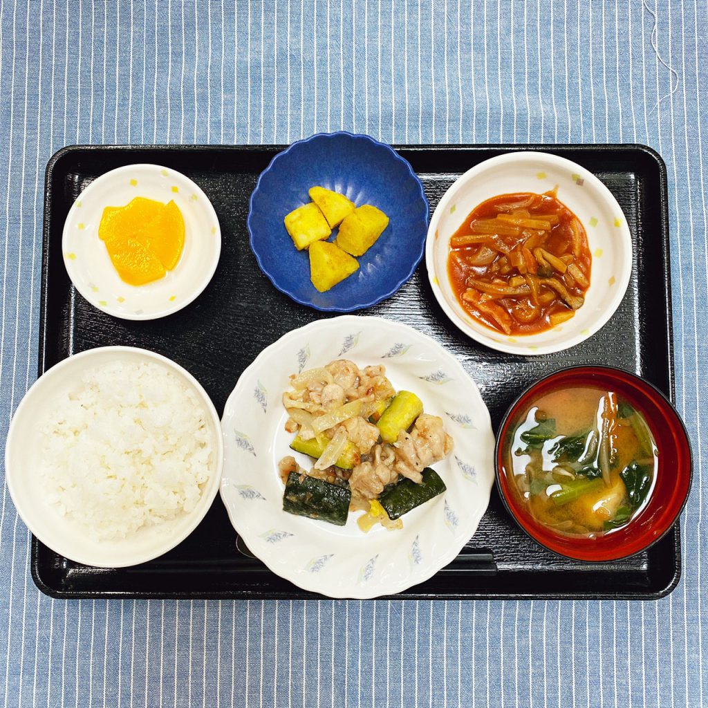 きょうのお昼ごはんは、ズッキーニと鶏肉の焼きびたし・ケチャップ炒め・コンソメポテト・みそ汁・くだものでした。