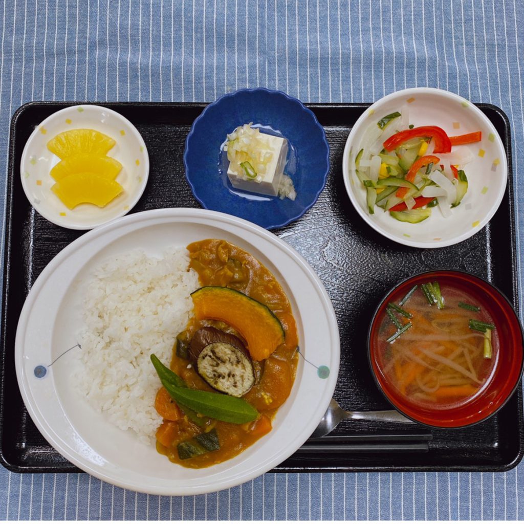 きのうのお昼ごはんは、夏野菜カレー・サラダ・ねぎ塩奴・みそ汁・くだものでした。