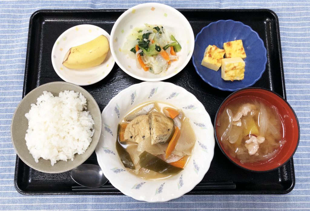 きょうのお昼ごはんは、がんもと根菜の含め煮・はんぺんのピカタ・和え物・豚汁・くだものでした。