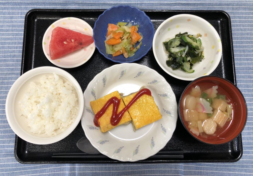 きょうのお昼ごはんは、挽肉とじゃが芋のﾋﾟｶﾀ・生姜和え・含め煮・みそ汁・果物でした。