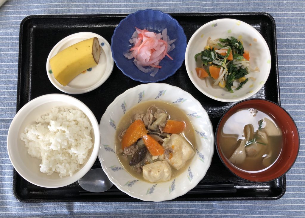 きょうのお昼ごはんは、肉豆腐・ごま和え・紅生姜大根・みそ汁・くだものでした。