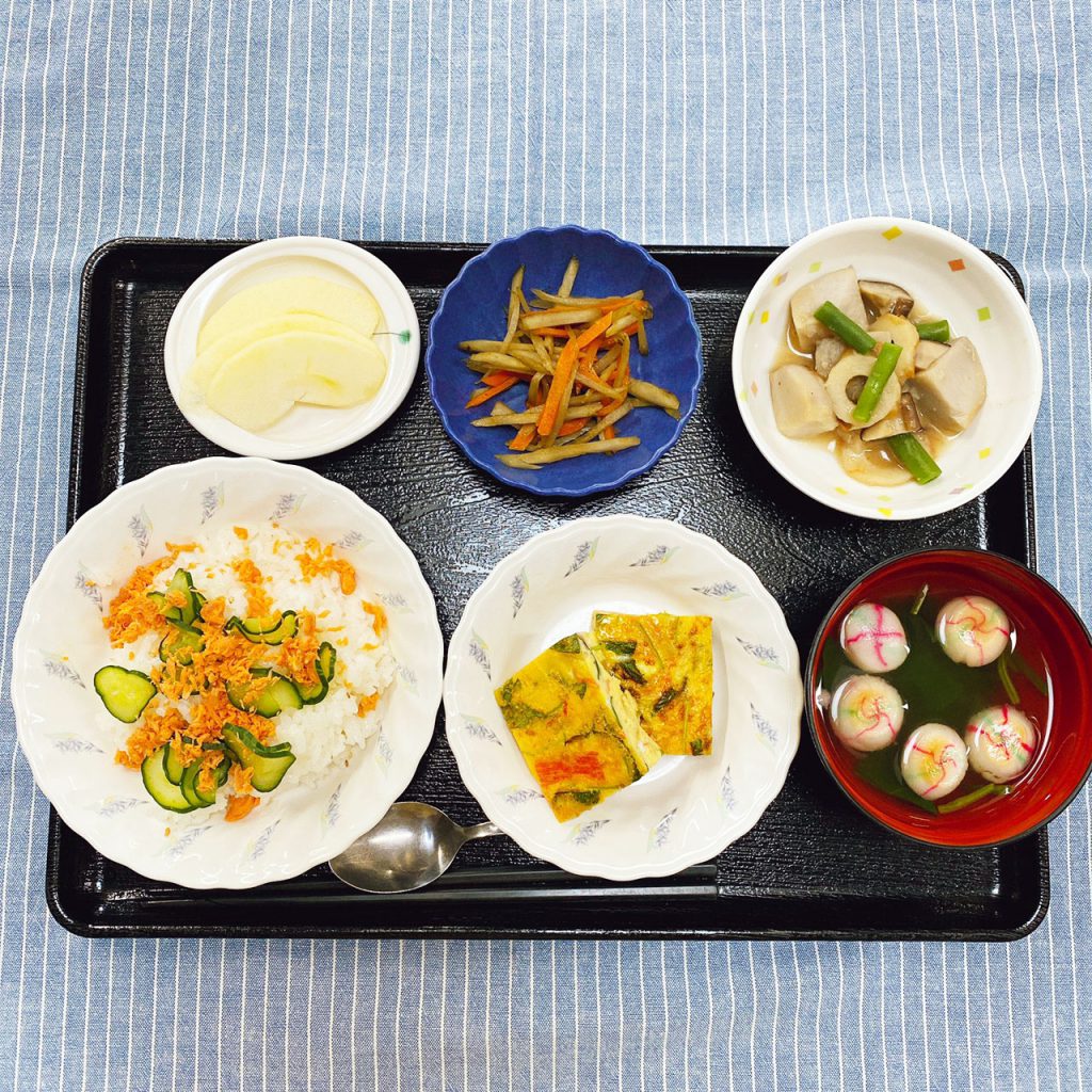 きょうのお昼ごはんは、敬老祝いまぜずし・千草焼き・含め煮・きんぴら・お吸い物・くだものでした。