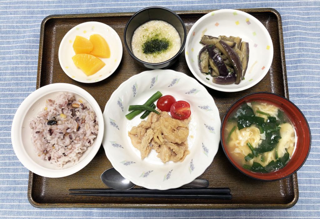 きょうのお昼ごはんは、十穀ごはん・鶏肉のみそ漬け蒸し・薬味なす・おとろ・かきたま汁・くだものでした。